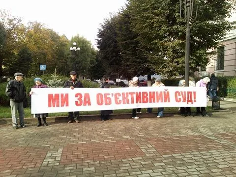Суд між мером та бійцями АТО: засідання перенесли, бо Марцінків не прийшов. Під судом зібралась група підтримки мера — фото 3