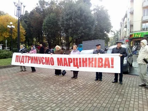 Суд між мером та бійцями АТО: засідання перенесли, бо Марцінків не прийшов. Під судом зібралась група підтримки мера — фото 5