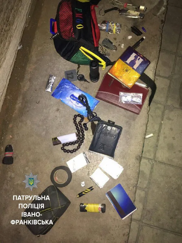 Франківські патрульні затримали чоловіка із "Амфетаміном" — фото 1