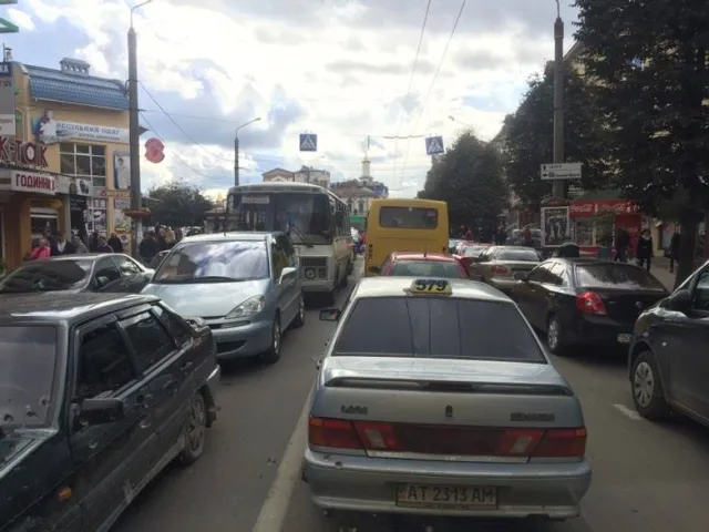 Біля універмагу "Прикарпаття" трапилось міні-ДТП, через яке ускладнився рух транспорту — фото 1