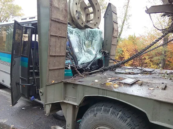 Автобус з прикарпатцями врізався у війсковий тягач на Вінниччині, постраждали 11 осіб — фото 1