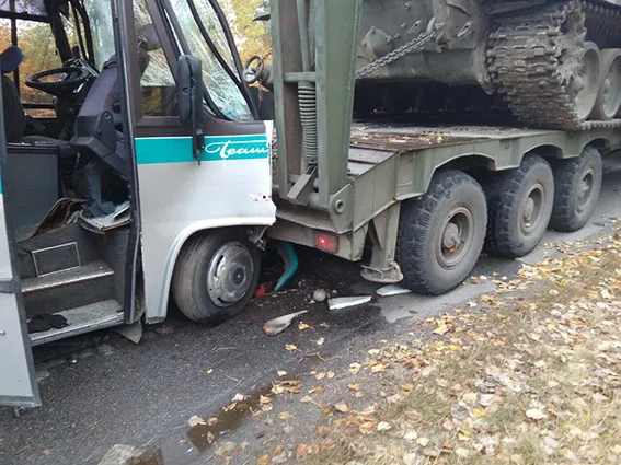 Автобус з прикарпатцями врізався у війсковий тягач на Вінниччині, постраждали 11 осіб — фото 5