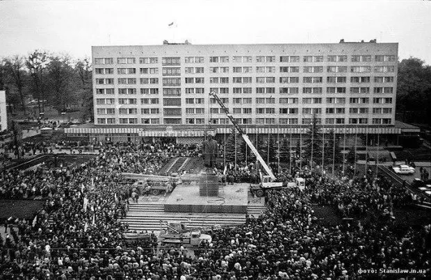 Рівно 26 років тому в Івано-Франківську знесли пам'ятник Леніну — фото 1