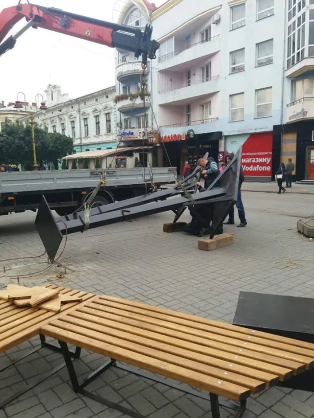 У центрі Івано-Франківська з'явилось "Сонячне дерево" — фото 1