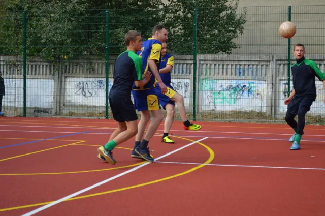 Новосілля по-спортивному: в Івано-Франківську новеньку арену поблизу 11-ї школи «обмили» футбольною грою — фото 6