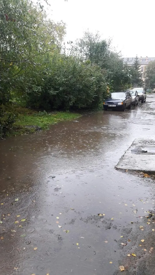 Один із дворів на Бельведерській повністю затопило — фото 2