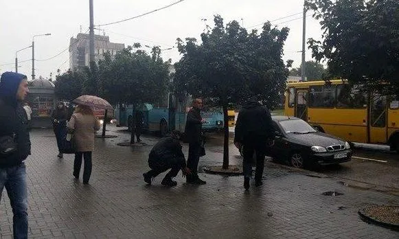 Франківські патрульні оглянули пасажирів автобуса, у якому сталась крадіжка — фото 2