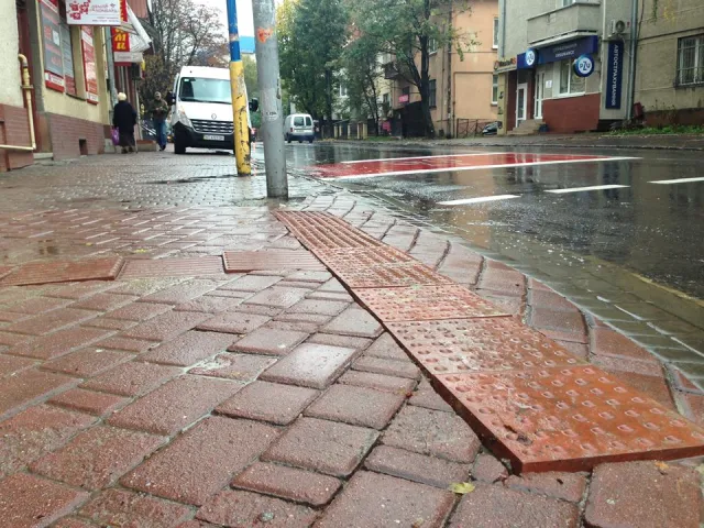 Після дощу на Франківських вулицях розвалюється тактильна плитка — фото 1