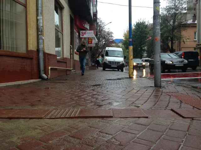 Після дощу на Франківських вулицях розвалюється тактильна плитка — фото 2