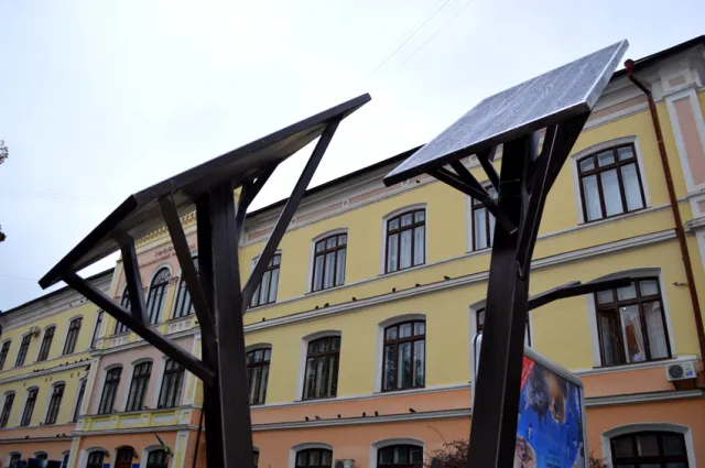 Від сьогодні у центрі міста можна заряджати гаджети — фото 3