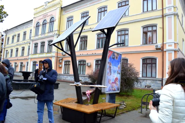 Від сьогодні у центрі міста можна заряджати гаджети — фото 5
