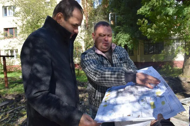 На Бандери взялись за благоустрій двору — фото 1