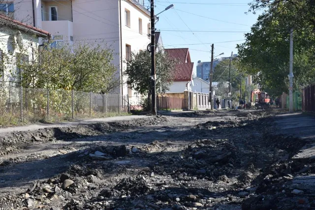 На ремонт вулиці Кармелюка з міського бюджету виділили кошти на заміну 350 метрів каналізаційних мереж. В мерії обіцяють завершити облаштування каналізацїі до кінця місяця — фото 1