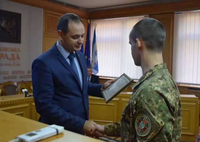Франківським патрульним до Дня Захисника України вручили подяки — фото 1