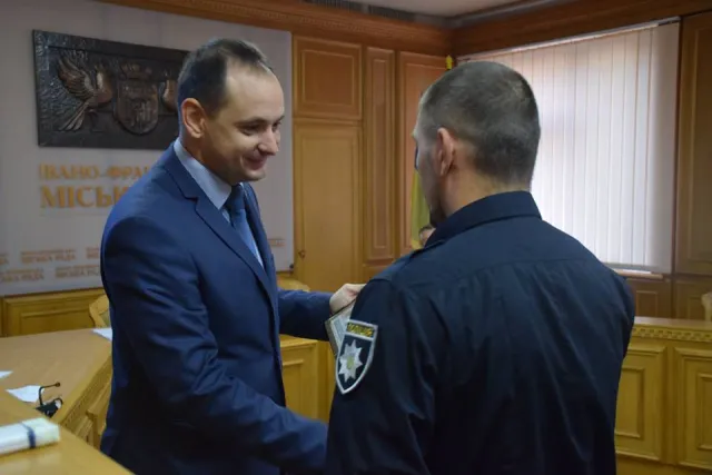 Франківським патрульним до Дня Захисника України вручили подяки — фото 3