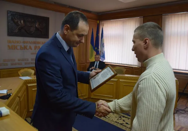 Франківським патрульним до Дня Захисника України вручили подяки — фото 4