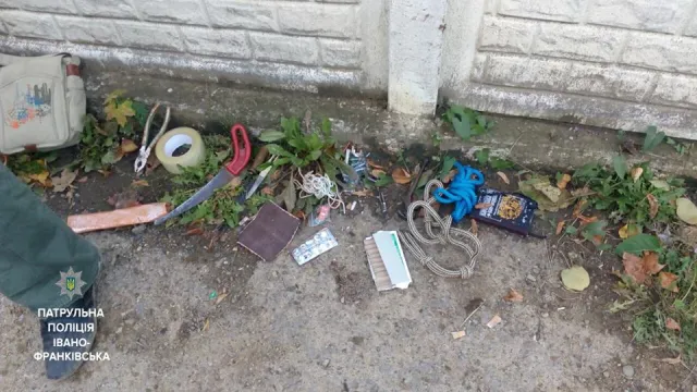 Ужгородські патрульні затримали у Івано-Франківську підозрілого чоловіка — фото 1