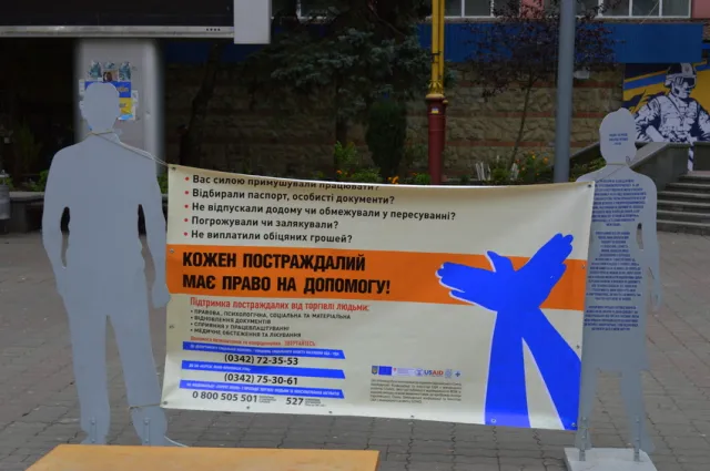 У центрі міста франківчан інформували про проблему торгівлі людьми — фото 2