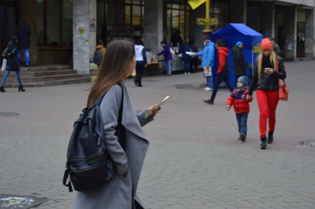 У центрі міста франківчан інформували про проблему торгівлі людьми — фото 7