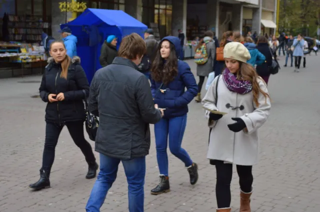 У центрі міста франківчан інформували про проблему торгівлі людьми — фото 8
