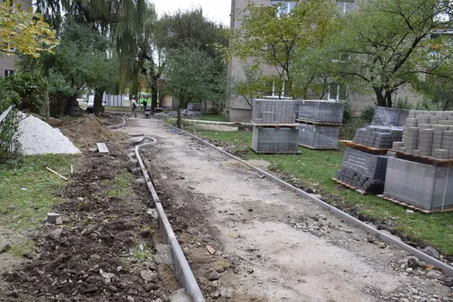 На вулиці Пулюя тривають роботи з благоустрою — фото 2
