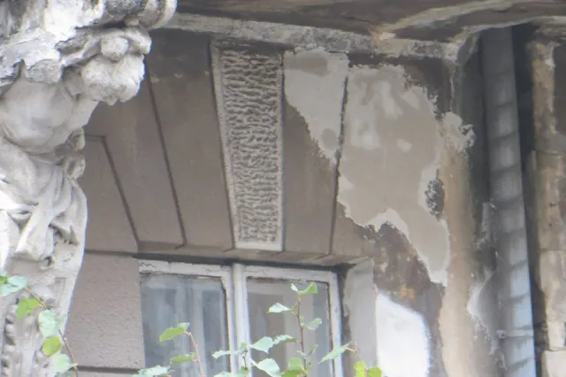 На вулиці Леся Курбаса невідомі майстри "реставрують" фасад пам'ятки архітектури — фото 2