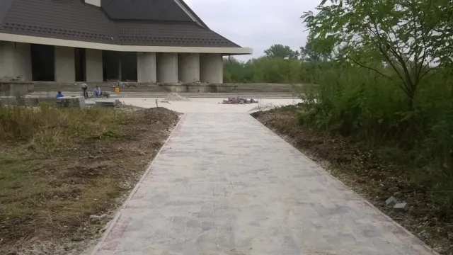 На вулиці Незалежності капітально ремонтують тротуар — фото 1