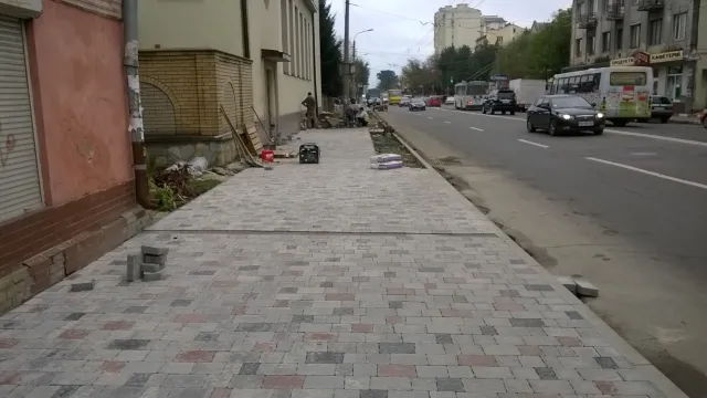 На вулиці Незалежності капітально ремонтують тротуар — фото 2