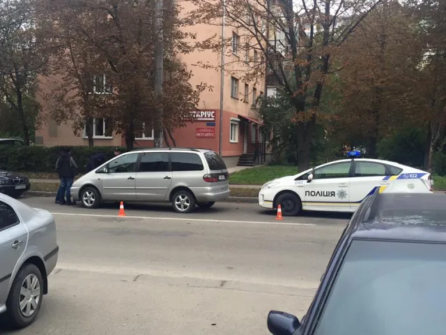 У Івано-Франківську на хабарі 1 500 доларів спіймали чотирьох поліцейських — фото 2