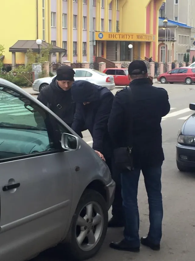 У Івано-Франківську на хабарі 1 500 доларів спіймали чотирьох поліцейських — фото 3