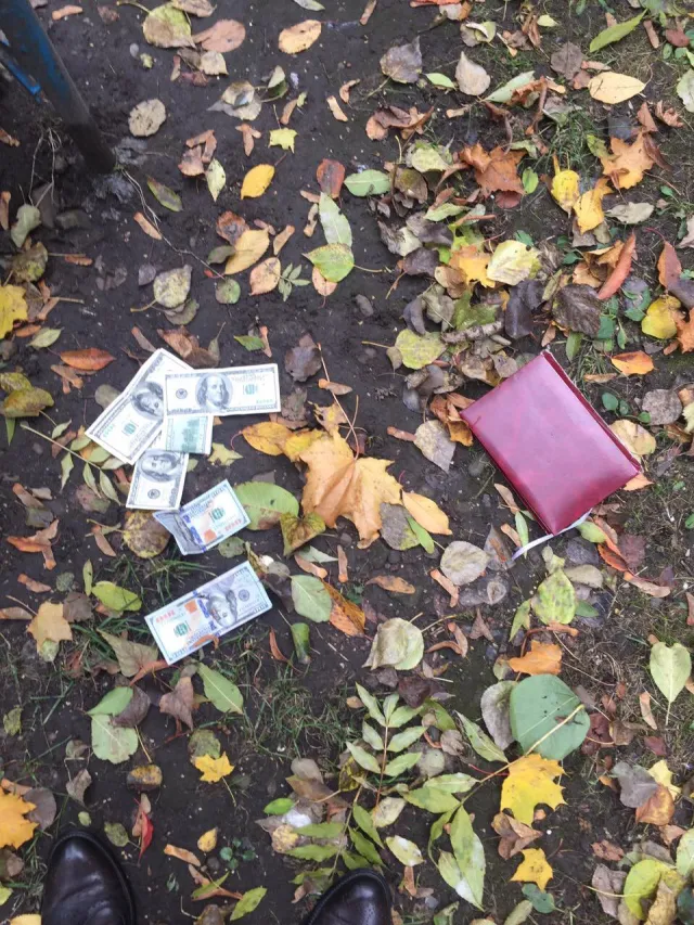 У Івано-Франківську на хабарі 1 500 доларів спіймали чотирьох поліцейських — фото 5