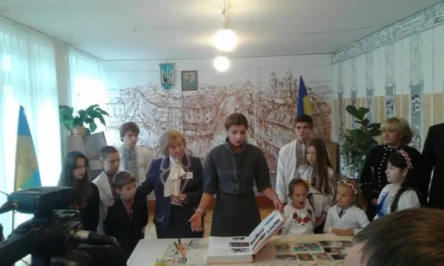 Перша леді з дітьми учасників АТО ліпила птахів миру — фото 11