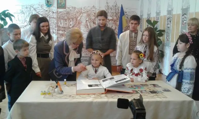 Перша леді з дітьми учасників АТО ліпила птахів миру — фото 7