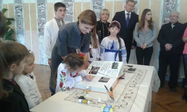 Перша леді з дітьми учасників АТО ліпила птахів миру — фото 8