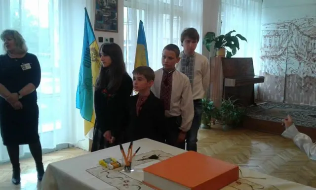 Перша леді з дітьми учасників АТО ліпила птахів миру — фото 10