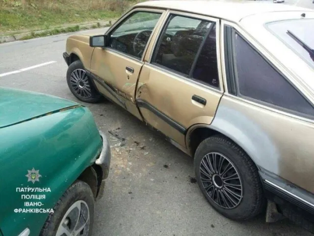 На вулиці Галицькій не розминулись дві автівки — фото 1