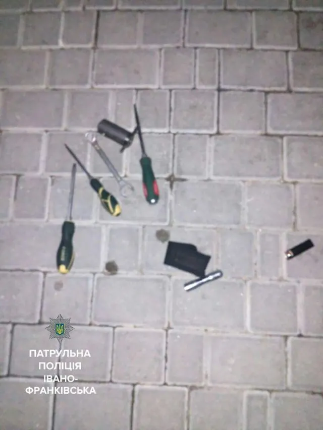 Франківські патрульні затримали чоловіка, який намагався вкрасти автівку — фото 1