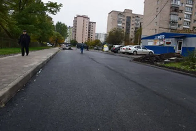 Біля міської поліклініки №4 комплексно впорядковують територію — фото 3