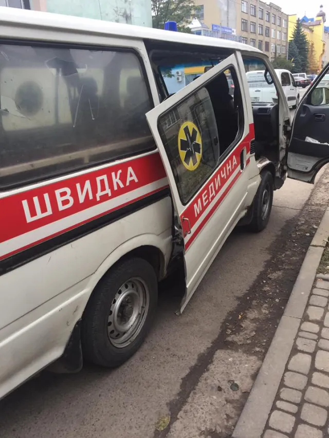 На одній із вулиць Івано-Франківська у машини швидкої відпали двері — фото 1