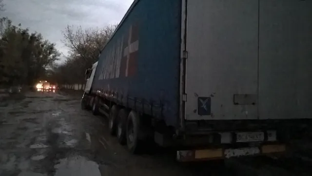 На одній із вулиць міста провалилась фура — фото 2