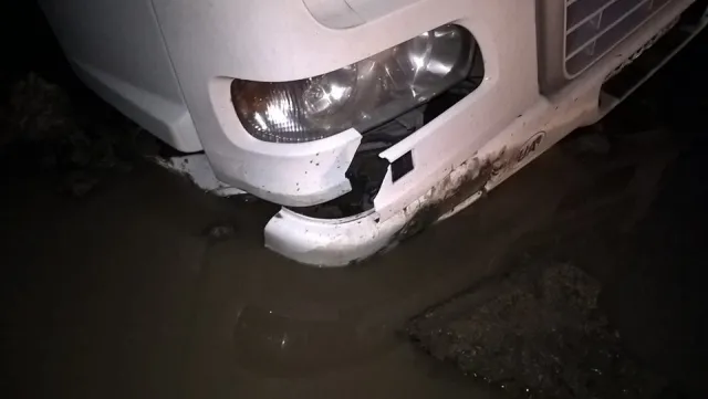 На одній із вулиць міста провалилась фура — фото 4