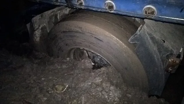 На одній із вулиць міста провалилась фура — фото 6