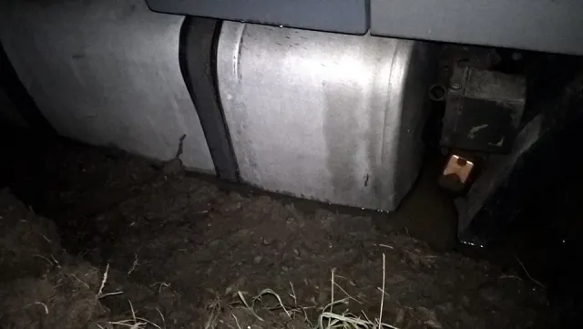 На одній із вулиць міста провалилась фура — фото 7