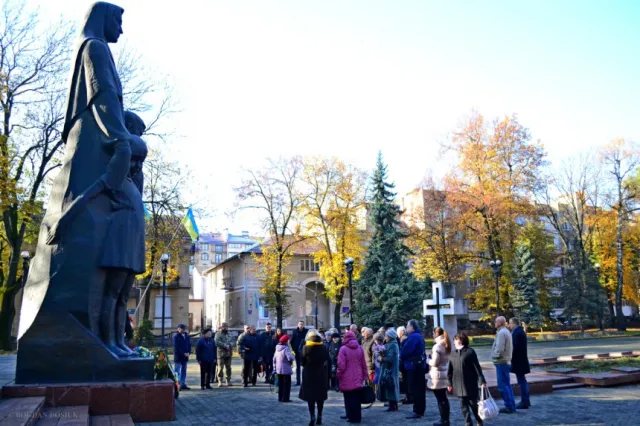В Івано-Франківську покладати квіти до братських могил солдатів з нагоди Дня визволення України від фашистських загарбників — фото 2