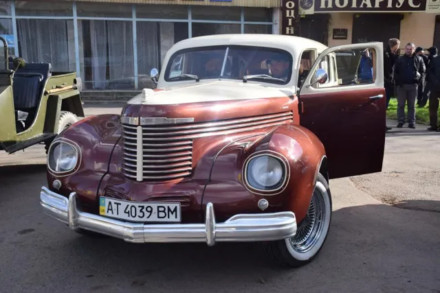 В Івано-Франківську з нагоди Дня автомобіліста відбувся парад ретроавтомобілів — фото 1