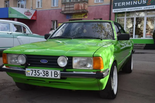 В Івано-Франківську з нагоди Дня автомобіліста відбувся парад ретроавтомобілів — фото 2