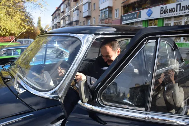 В Івано-Франківську з нагоди Дня автомобіліста відбувся парад ретроавтомобілів — фото 3