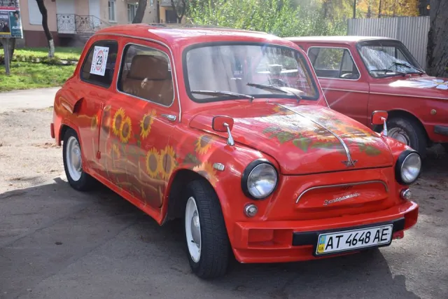 В Івано-Франківську з нагоди Дня автомобіліста відбувся парад ретроавтомобілів — фото 4