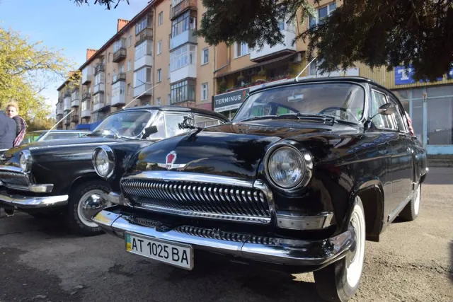 В Івано-Франківську з нагоди Дня автомобіліста відбувся парад ретроавтомобілів — фото 5