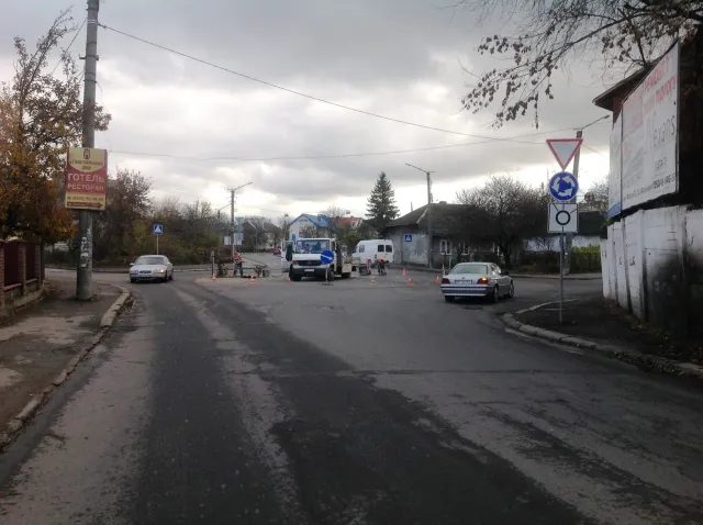 На перехресті вулиць Деповської-Хоткевича-Миру облаштовують малу кільцеву розв'язку. В мережі з'явилося відео, як виглядає трафік на цій ділянці дороги — фото 2